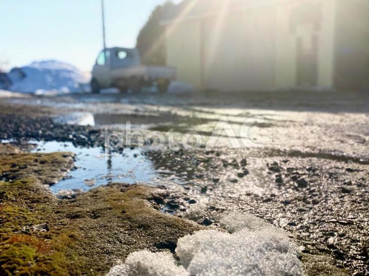 水たまりと日射しの光 水たまり,日射し,光の写真素材