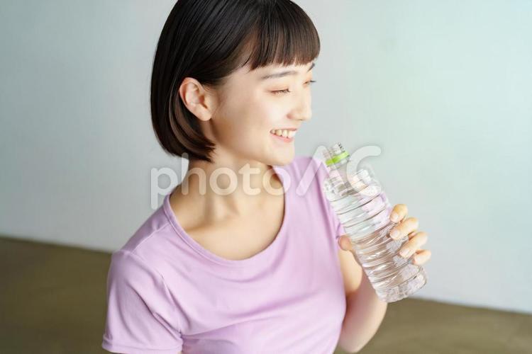 スポーツウェア姿で水分補給をする女性  女性,水,熱中症の写真素材