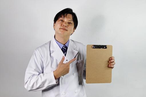 書類を提示する医師 書類を提示する医師 医師,白衣,日本人男性の写真素材