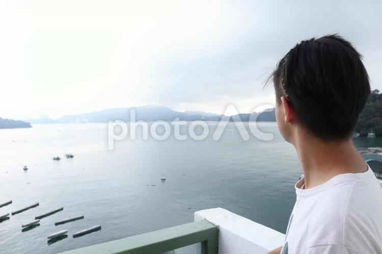 台湾で一番でかい湖を見る人 湖,人の後ろ姿,風景の写真素材