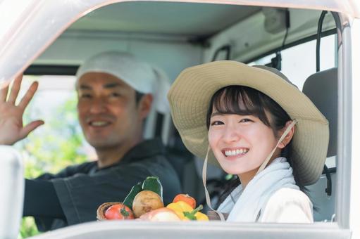 軽トラに乗った農家の夫婦(農業・移住) 軽トラに乗った農家の夫婦(農業・移住) 農業,農家,家庭菜園の写真素材