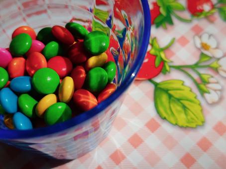 グラス入りのカラフルチョコ2 カラフル,チョコレート,グラスの写真素材