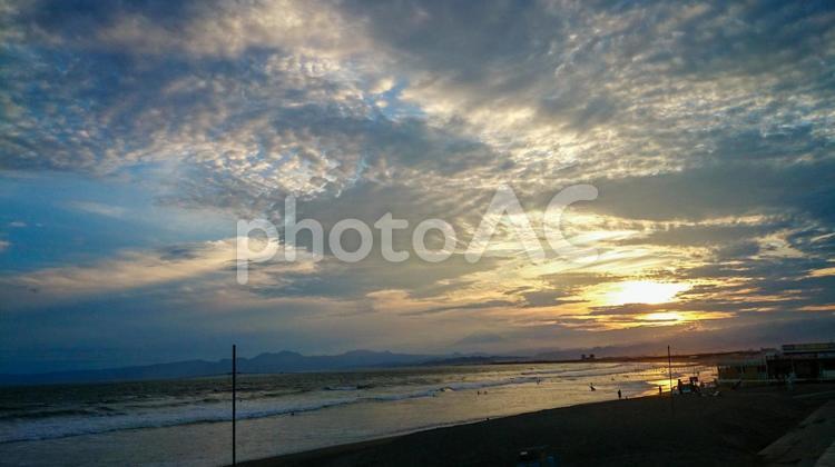 穏やかな夕暮れ 夕日,海岸,夕焼けの写真素材