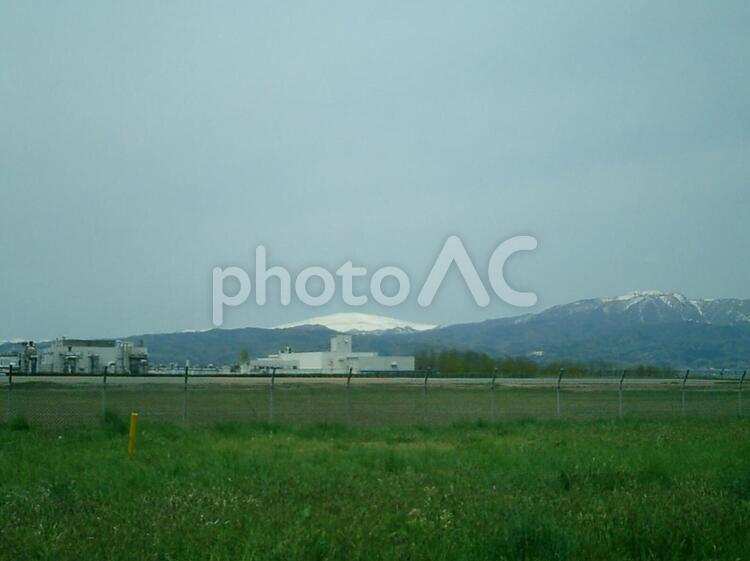 山形空港からの月山 月山,山形空港,山形の写真素材