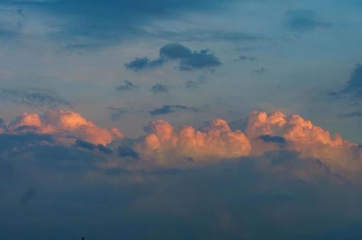夕陽に映える入道雲 夕陽に映える入道雲の写真