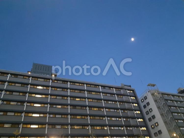 港区　マンションと月　夕方 集合住宅,町並み,夕方の写真素材