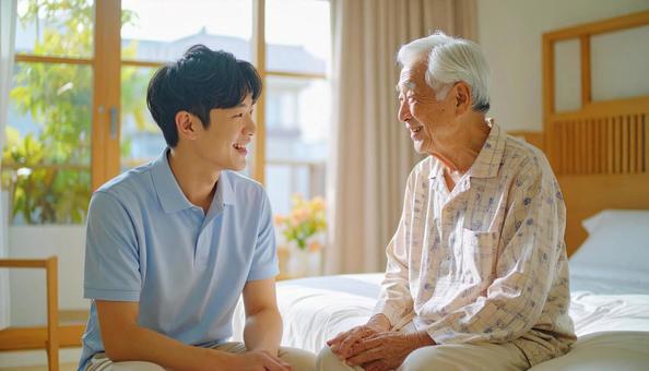 笑顔で話す男性介護士と高齢男性 笑顔で話す男性介護士と高齢男性の写真