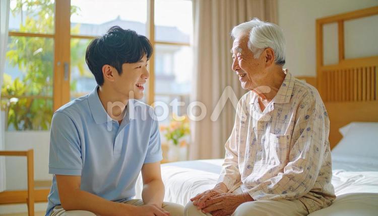 笑顔で話す男性介護士と高齢男性 男性介護士,訪問介護,在宅介護の写真素材