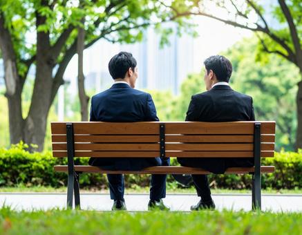 ビジネスの合間にベンチでほっと一息休憩 ビジネスの合間にベンチでほっと一息休憩の写真