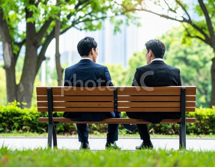 ビジネスの合間にベンチでほっと一息休憩 ビジネス,人物,休憩の写真素材