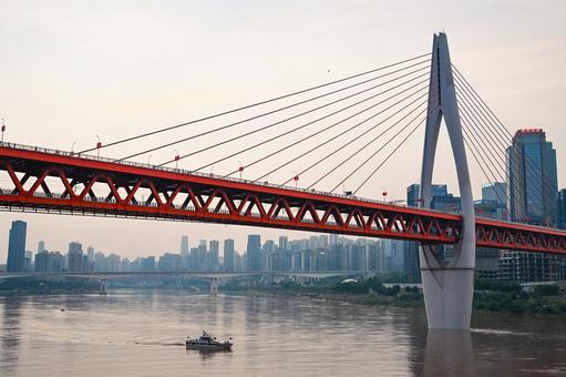 重慶夕景・嘉陵江と千廝門大橋 重慶,千廝門大橋,嘉陵江の写真素材