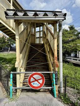 老朽化して閉鎖された解体前の歩道橋 老朽化して閉鎖された解体前の歩道橋 歩道橋,老朽化,閉鎖の写真素材