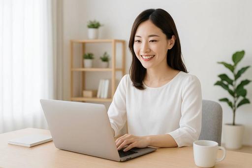 リモートワークをしてる笑顔が素敵な女性 リモートワークをしてる笑顔が素敵な女性の写真