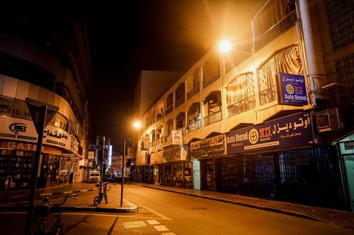 夜の商店街の交差点（ドバイ） 工具店,街灯,店舗看板の写真素材
