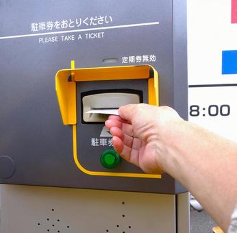駐車券をとる 駐車券をとる 駐車場,発券機,車の写真素材