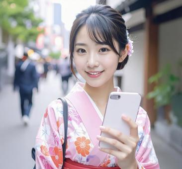 街歩きをする若い女性 浴衣 スマホ 街歩きをする若い女性 浴衣 スマホの写真