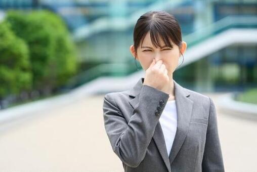 匂いで鼻をつまむアジア人女性 臭い,匂い,鼻の写真素材