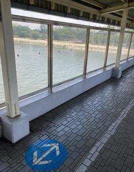 武庫川駅のホーム 武庫川駅のホーム 武庫川,川,河川の写真素材