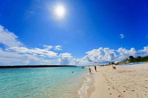 与那覇前浜ビーチの透明な海と青空 与那覇前浜,宮古島,沖縄の写真素材