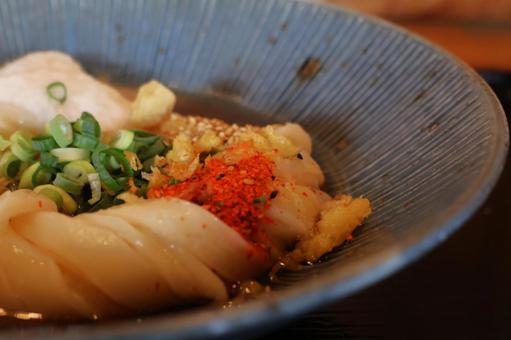 さぬきうどん店の平打ち麺の渦巻きぶっかけ さぬきうどん店の平打ち麺の渦巻きぶっかけ ぶっかけ,うどん,渦巻きの写真素材
