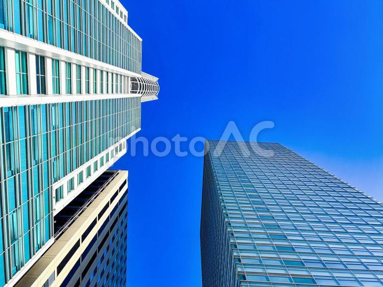 下から見上げたビルと青い空01 ビジネス,高層マンション,青空の写真素材