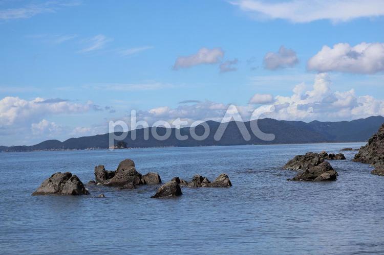 岩と青い海と対岸の山と雲と青空の風景 岩,青い,海の写真素材