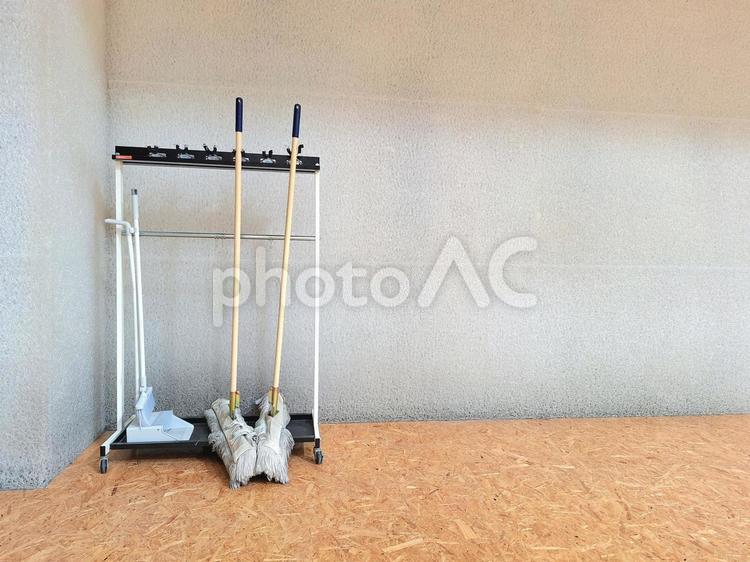 立て掛けたモップと塵取り モップ,掃除道具,体育館の写真素材