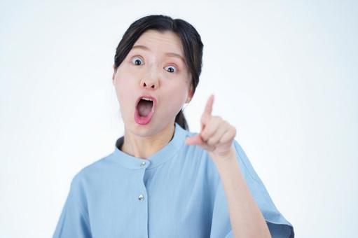 女性が指を立てて注意する 女性,指差し,ポーズの写真素材