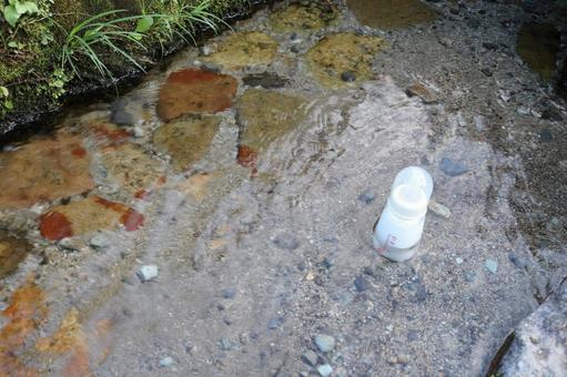 大内宿を流れる水路と哺乳瓶 大内宿,水路,哺乳瓶の写真素材