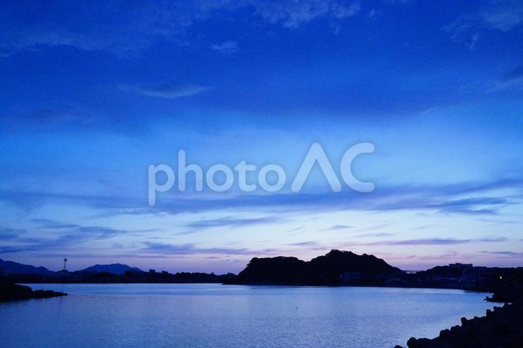 夕暮れ時の川の風景 夕方,夕景,空の写真素材