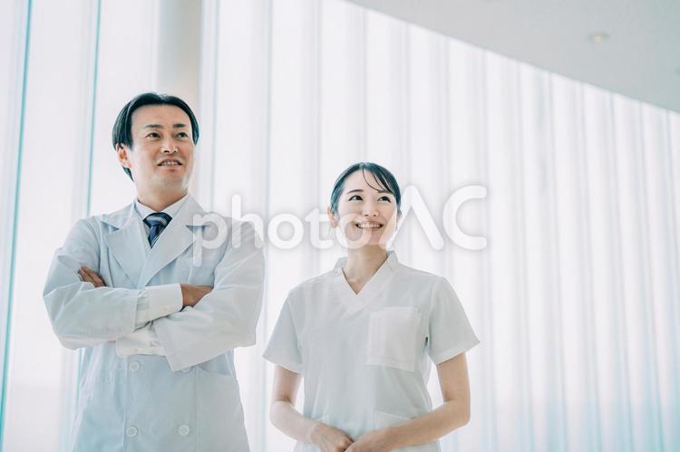 中高年の医療スタッフの横顔（医師・看護師・2人） 医療,医者,看護師の写真素材