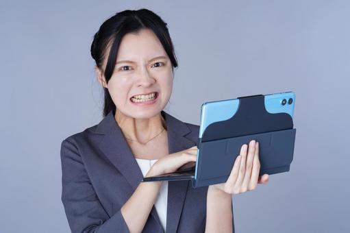 タブレットを持つスーツを着た女性 女性,タブレット,持つの写真素材