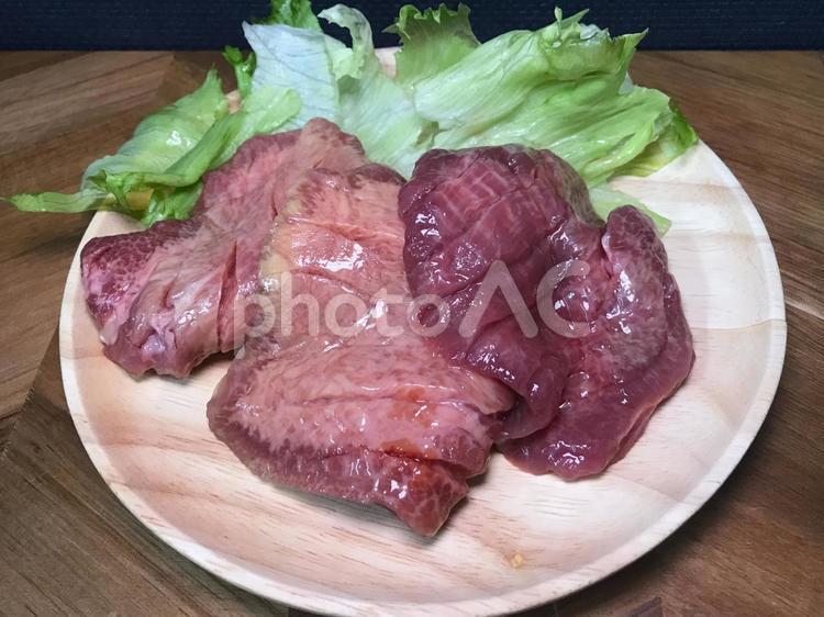 木皿に盛り付けをした焼肉用の国産牛タン 鉄板焼き,牛肉,タン塩の写真素材