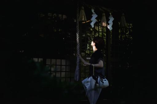 <素材>旅行で夕暮れの神社を散策する女性 <素材>旅行で夕暮れの神社を散策する女性 女性,人物,風景の写真素材
