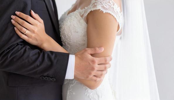 結婚式の日本人の新郎新婦 手を取り合う 結婚式の日本人の新郎新婦 手を取り合うの写真