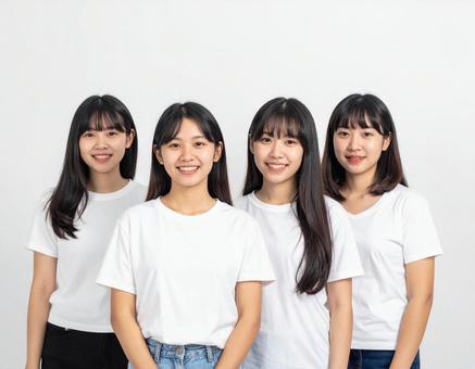 白いTシャツ姿の女性4人組 白いTシャツ姿の女性4人組の写真