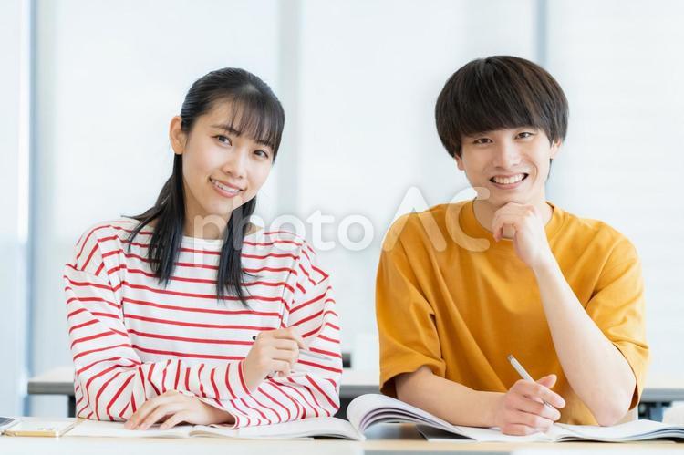 勉強をする男女の大学生 教育,塾,勉強の写真素材