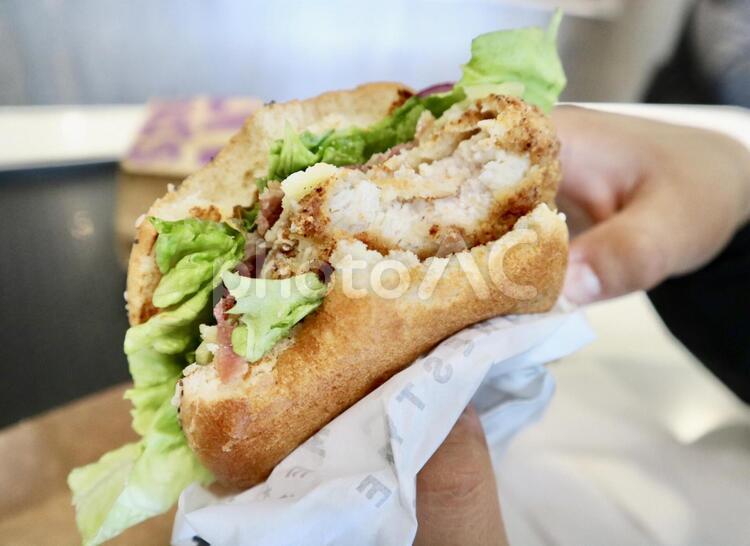 チキンバーガー食べているところ バーガー,チキンバーガー,ハンバーガーの写真素材