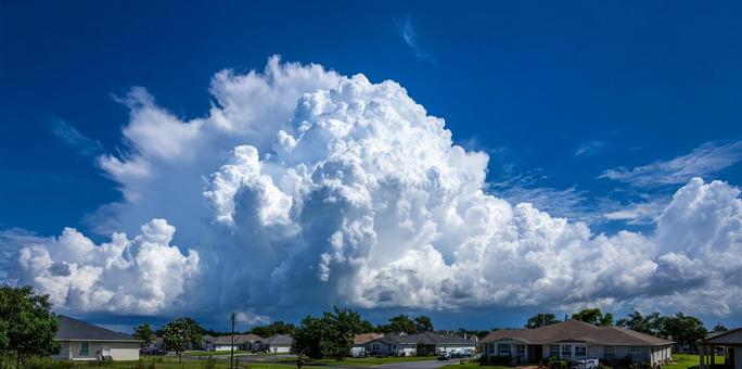 青空にそびえ立つ雄大な積乱雲の写真