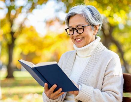 本を読むシニア女性 本を読むシニア女性の写真