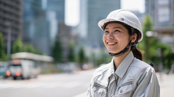 笑顔の女性現場作業員 笑顔の女性現場作業員の写真