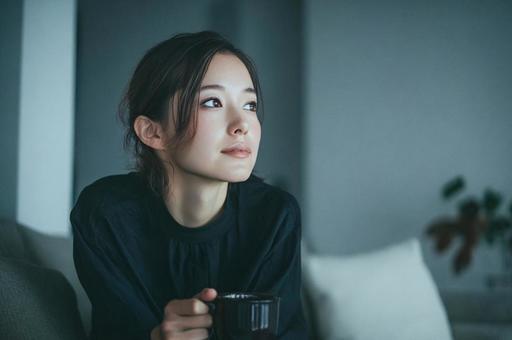 自宅でくつろぐ女性-5 自宅でくつろぐ女性-5の写真