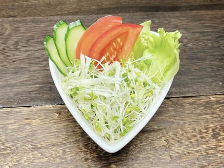 ハートのお皿のミニサラダ ハートのお皿のミニサラダ サラダ,野菜,生野菜の写真素材