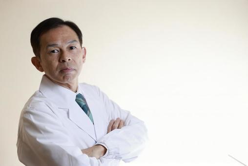 白衣 中年男性 白衣 中年男性 日本人,60代,シニアの写真素材