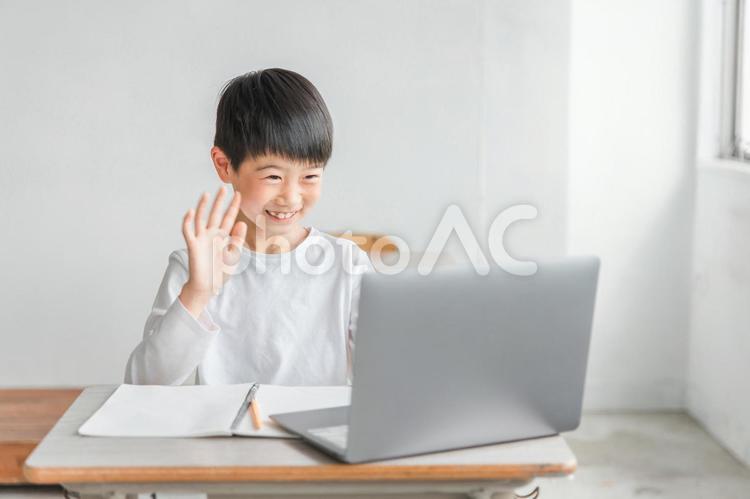 パソコンで勉強する小学生（ICT教育） 小学生,勉強,子供の写真素材