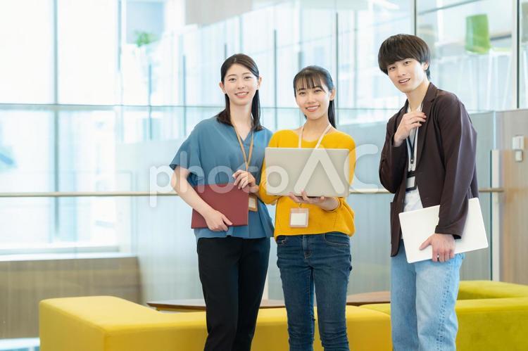 会議をする男女のエンジニア エンジニア,ビジネスマン,ビジネスの写真素材