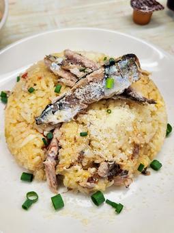 秋刀魚とトマトの炊き込みご飯（斜め上） 秋刀魚,サンマ,炊き込みご飯の写真素材