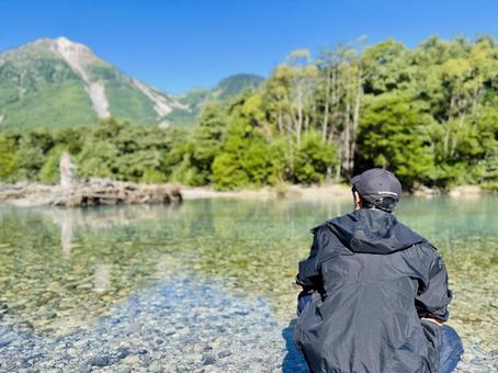川を眺める男性 川を眺める男性 上高地,川を眺める男性,男性の写真素材
