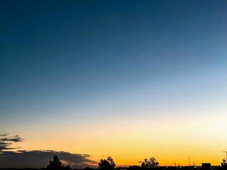 夕暮れのグラデーションの空 空,自然,背景の写真素材