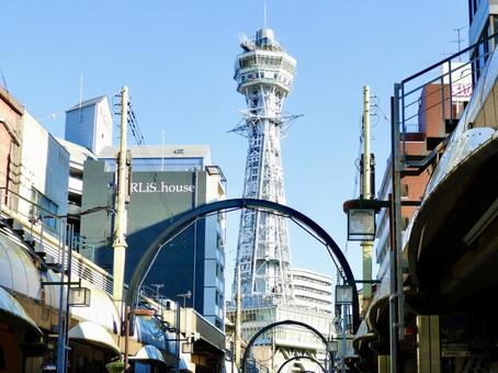 通天閣本通から見上げる通天閣3の写真